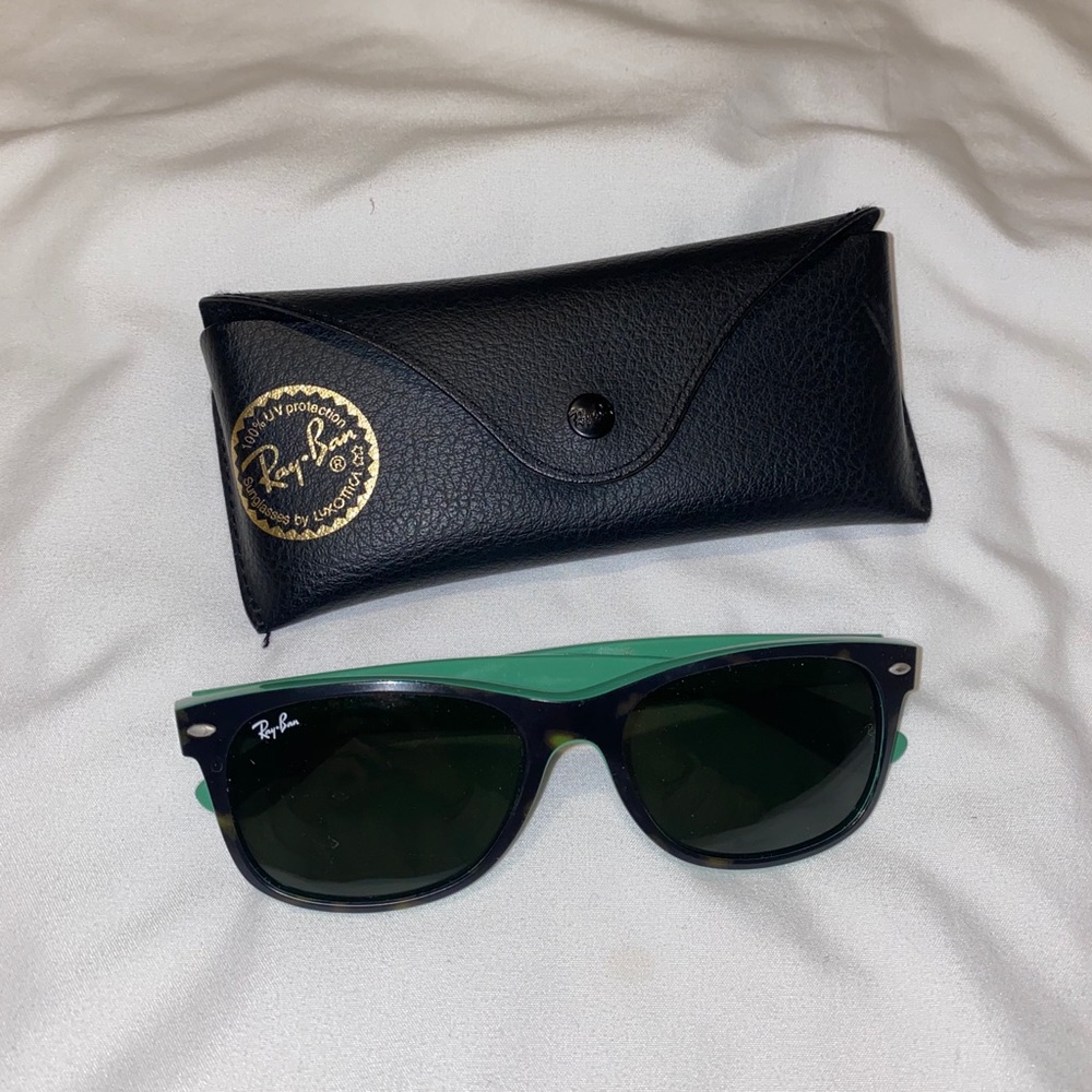 Women’s Black tortoise and green Ray Ban Wayfarers